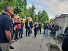 Gruppe vor dem Bundesnachrichtendienst