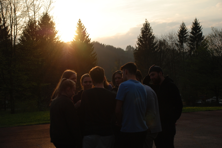 Jugendgruppe in Abendsonne